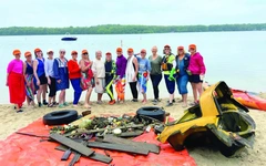 OLAUG: Những cụ bà lặn hồ nhặt rác