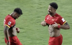 Bị chê tăng cân, Xuân Son vạch áo cho cả triệu người... đếm múi