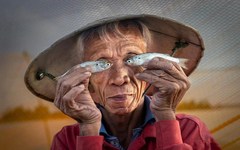 Ông lão 'mắt cá' nổi tiếng và cả làng làm 'mo đồ'