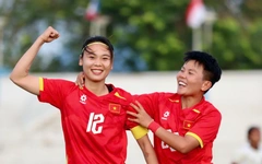 Làng bóng đá khen Việt Nam 'nam nữ song toàn'