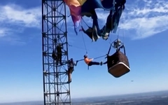 Giải cứu hai người mắc kẹt khi khinh khí cầu đâm vào cột phát sóng ở độ cao 300 mét