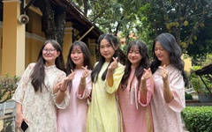 Học trò Trường THPT Nguyễn Thị Minh Khai diện áo dài đa sắc màu đến trường