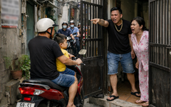 Thót tim mỗi lần đi ngang nhà hàng xóm, làm cửa nhà kiểu này có phạm luật không?