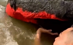 Tảng đá trên sông ở Đà Nẵng 'nở hoa' đỏ rực, có gì bất thường?