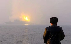 Ông Kim Jong Un thị sát tàu khu trục mới, có thể mang đầu đạn hạt nhân