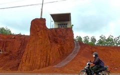 Tạm dừng thi công đoạn hạ cốt nền đường khiến nhà dân cheo leo bên mép vực