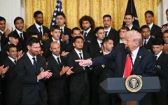 Messi cười ngượng khi ông Trump nhắc Iran và Ronaldo