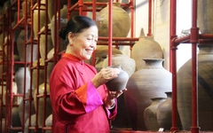 Giáo sư triết học phục hưng áo dài Việt