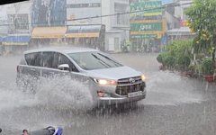 Video mưa trái mùa, nhiều đoạn trên quốc lộ 91 ở Bảy Núi, An Giang bị ngập