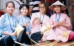 Học thắt lá dừa, làm hoa vải tsumami miễn phí tại Lễ hội Việt - Nhật
