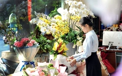 Chiến sự đẩy giá hoa nhập khẩu dịp 8-3 tăng mạnh