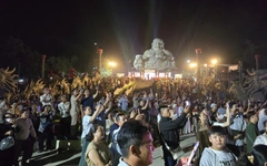 Hơn 20.000 người dự Lễ hội hoa đăng Thiên Cấm Sơn trong đêm