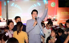 Người dân Bàu Bàng vừa ăn Phở yêu thương vừa nghe ca sĩ hát 'thật đã'