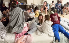 Video bên trong hầm trú ẩn của học sinh người Việt tại Israel: Có hôm ngủ lại để tránh bom