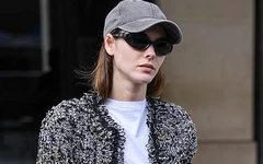 Bạn gái Leonardo DiCaprio tại Tuần lễ thời trang Paris