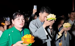 Hàng chục ngàn người dự Lễ hội hoa đăng Thiên Cấm Sơn, chờ 30 phút mới có thể xuống núi