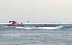 Video cứu 5 ngư dân trên tàu cá bị lật ở cửa biển Nhật Lệ
