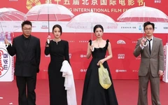 Thực hư nữ diễn viên mang bọc ni lông 46 triệu đi sự kiện