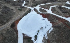 Mùa đông ấm lên, khu trượt tuyết Mỹ chuyển sang 'nuôi tuyết'