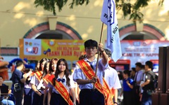 Từ khoảnh khắc cầm cờ đến clip triệu view: Nam sinh Trường THPT Bùi Thị Xuân đang gây chú ý là ai?