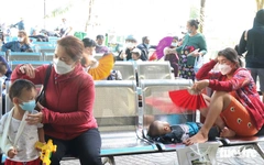 Thời tiết oi bức, trẻ mắc bệnh tay chân miệng tăng, dễ nhầm lẫn hăm da, rôm sảy...