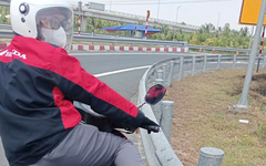 Nhiều người chạy xe máy vào cao tốc Trung Lương - Mỹ Thuận - Cần Thơ bất chấp nguy hiểm