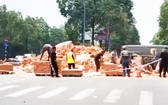 Xe container vào cua làm rơi hàng tấn gạch xuống đường ở TP.HCM