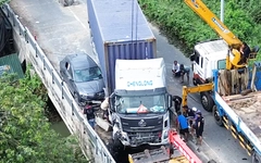 Hiện trường vụ xe đầu kéo mất lái ép ô tô vào lan can cầu trên đường Võ Chí Công