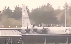 Người đàn ông đột nhập sân bay, dùng rìu phá hoại vận tải cơ hàng chục triệu USD của Mỹ