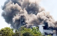 Cháy dữ dội tại khu vực trưng bày sản phẩm gỗ ở Hà Tĩnh