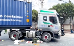 Giải cứu người phụ nữ đi xe đạp bị cuốn vào gầm xe container sau tai nạn ở TP.HCM