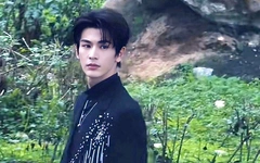 'Tướng quân kem nền' Trương Lăng Hách diện trang phục của nhà thiết kế Việt