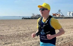 VĐV khiếm thị chạy marathon nhờ “mắt” từ xa