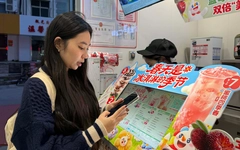 Du học, du lịch, buôn bán xuyên biên giới: Bỏ dần thói quen xài tiền mặt