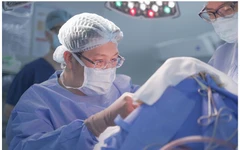 Cứu khỏi ám ảnh kính cắm khắp sọ cho bệnh nhân ngoại quốc