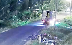 Camera quay cảnh xe tải đổ rác sai quy định ở xã Bình Chánh, tài xế bị phạt 3,5 triệu đồng