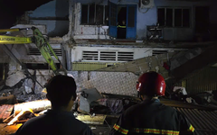 Lính cứu hỏa giải cứu 3 người kẹt trong căn nhà sập ở Đồng Tháp