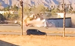 Clip xe đầu kéo vượt dải phân cách, đâm trực diện xe chở xi măng, nhiều người thương vong