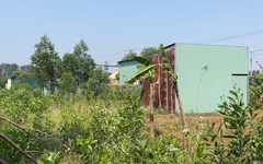 Nhà tôn dựng trái phép thành 'nút thắt' giải phóng mặt bằng quốc lộ 15D ở Quảng Trị