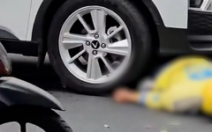 Tài xế xe ôm co giật ngã giữa đường, suýt bị ô tô cán qua người