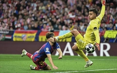 Ngôi sao Barca lãnh trọn cú đạp vào mặt, máu ròng ròng trên sân