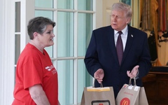Trước tin đồn 'được thuê để diễn', nữ tài xế giao đồ ăn cho ông Trump nói gì?