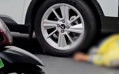 Tài xế xe ôm co giật ngã giữa đường, suýt bị ô tô cán qua người