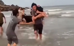 Video cứu sống hai anh em bị cuốn ra xa bờ trong lúc tắm biển Cửa Lò