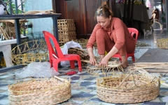 Tận dụng lục bình mọc hoang, chị em Đồng Tháp thêm thu nhập từ nghề đan lát