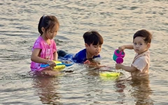'Bãi biển trên núi' hấp dẫn người dân và du khách
