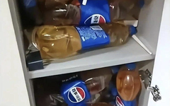 Chủ nhà 'đứng hình' khi khách trọ trữ hàng trăm chai nước tiểu