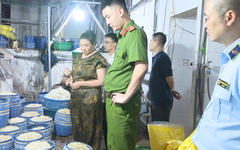 Khởi tố hai chủ cơ sở dùng chất cấm sản xuất 160 tấn giá đỗ bán ra thị trường