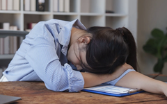 Ngủ 5 tiếng trong giờ làm việc để phản đối lương thấp