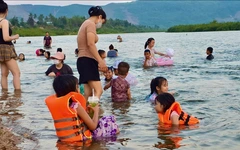 Bãi cát sông Ba hút khách gần xa: 'Trên núi mà có biển', ai cũng thích